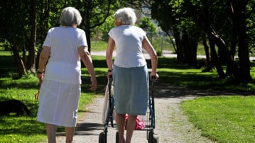Bild på Äldre damer på promenad