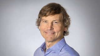 Porträtt på Erik Rosendahl professor vid Institutionen för samhällsmedicin och rehabilitering, Umeå universitet.
